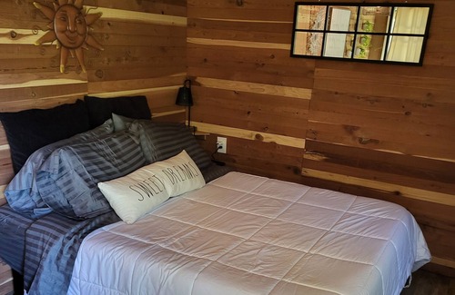 Proctor Cabin | Cozy Couples Cabin: Explore the Illinois River & Nature