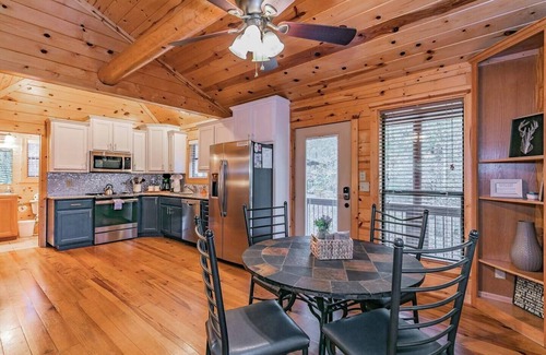 Broken Bow Cabin | Romantic Couples' Cabin Near Beavers Bend State Park