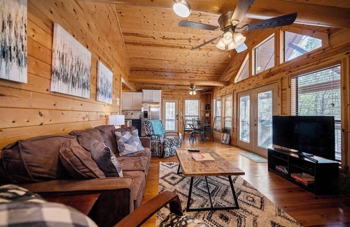 Broken Bow Cabin | Romantic Couples' Cabin Near Beavers Bend State Park