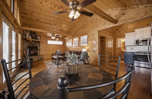 Broken Bow Cabin | Romantic Couples' Cabin Near Beavers Bend State Park