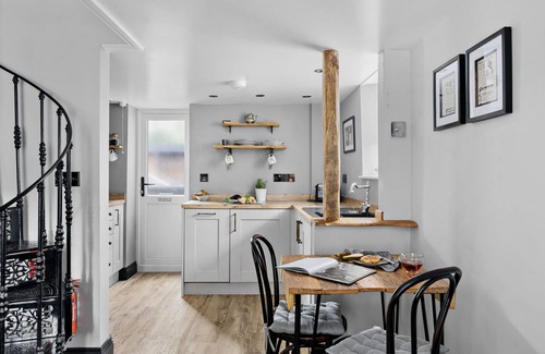 Wedmore Cottage | Couples Cottage Wedmore - Pet Friendly - Free parking and WiFi