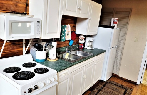 Bismarck Cabin | Romantic Family Retreat with Jacuzzi & Mountain Views