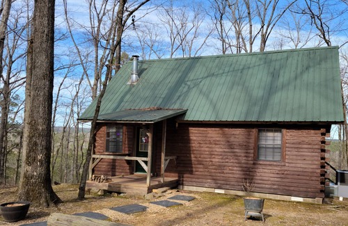 Bismarck Cabin | Romantic Family Retreat with Jacuzzi & Mountain Views