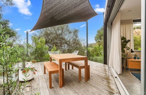 McCrae Apartment | Couples Hillside Retreat