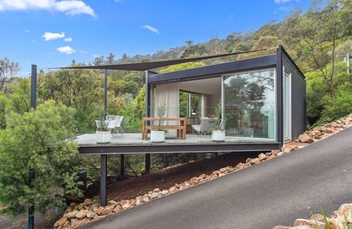 McCrae Apartment | Couples Hillside Retreat