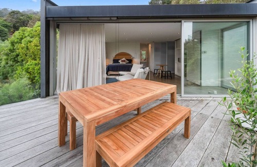 McCrae Apartment | Couples Hillside Retreat