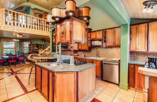 Drumheller House | Perfect Getaway for Couples and Groups with Top Amenities