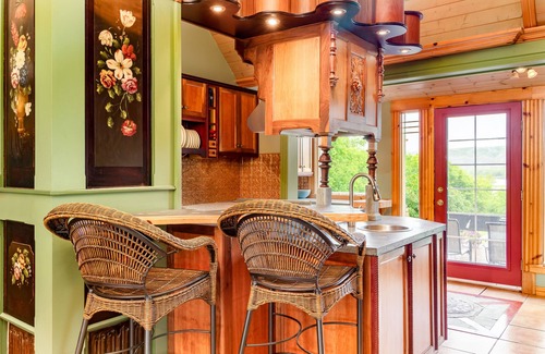 Drumheller House | Perfect Getaway for Couples and Groups with Top Amenities