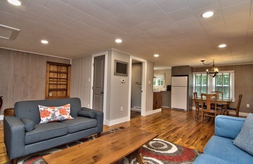 Cresco Cabin | Romantic Getaway: Historic Cabin by the Stream