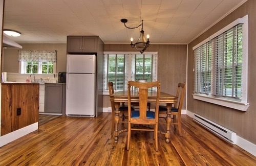 Cresco Cabin | Romantic Getaway: Historic Cabin by the Stream