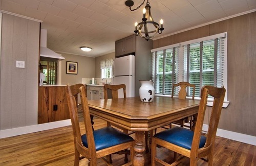 Cresco Cabin | Romantic Getaway: Historic Cabin by the Stream