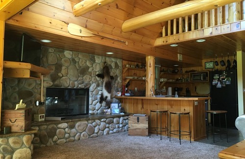 Irons Cottage | Romantic Riverfront Getaway with Family-Friendly Amenities