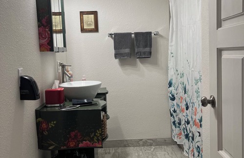 Glen Rose Apartment | Couples retreat~two minute walk to historic downtown Square~Centrally located.