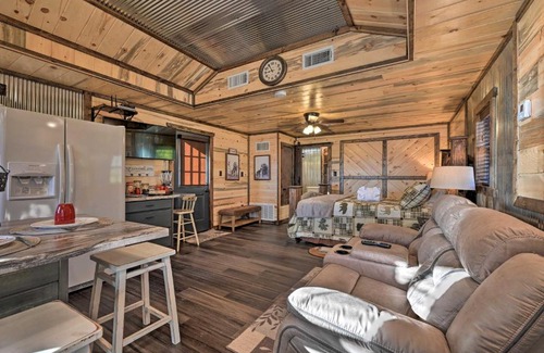 Broken Bow Apartment | Romantic Getaway: Woodsy Couples Retreat in Broken Bow