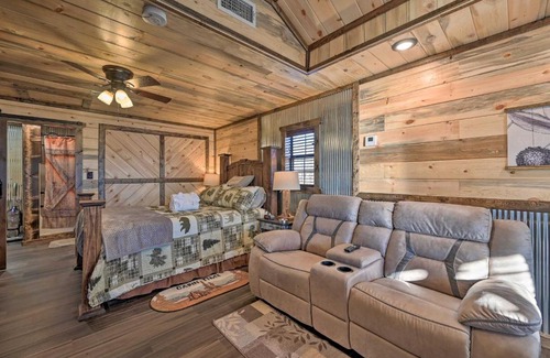Broken Bow Apartment | Romantic Getaway: Woodsy Couples Retreat in Broken Bow