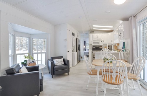Kawartha Lakes Cottage | Romantic Adventure Retreat on Water with Spa & Hot Tub