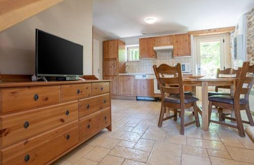 Courry House | Relaxing Cottage with Pool in a Cozy Villa Retreat