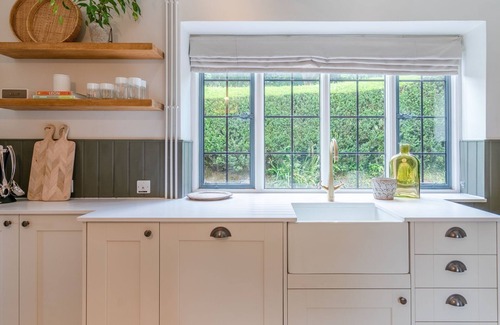 Brimpsfield Cottage | Ideal Court Cottage for 8 with Breakfast & Family Amenities