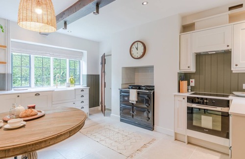 Brimpsfield Cottage | Ideal Court Cottage for 8 with Breakfast & Family Amenities
