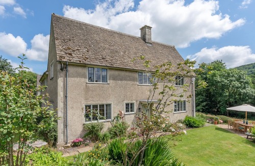 Brimpsfield Cottage | Ideal Court Cottage for 8 with Breakfast & Family Amenities