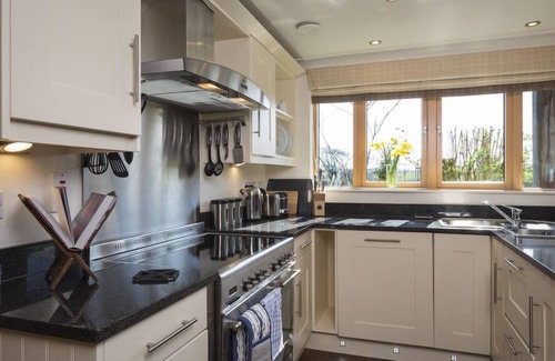 Bugford Cottage | Family-Friendly Court Lodge in Hillfield Village, Dartmouth