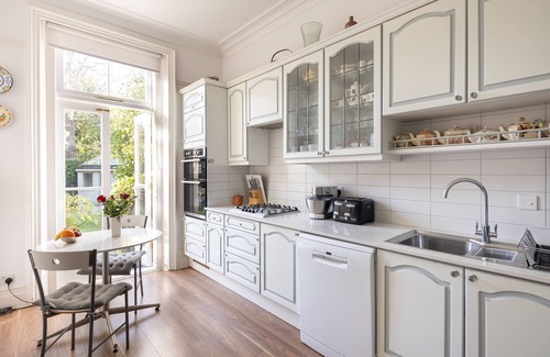 Wimbledon Apartment | Relax at Courtside Charms with Spa and Family-Friendly Perks