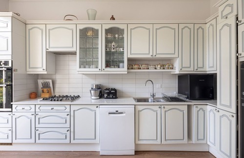 Wimbledon Apartment | Relax at Courtside Charms with Spa and Family-Friendly Perks