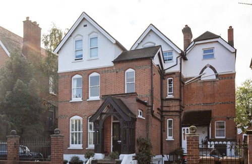 Wimbledon Apartment | Relax at Courtside Charms with Spa and Family-Friendly Perks