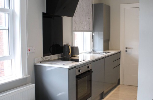 Belfast City Centre Apartment | Cozy Courtyard Apartment with Private Bathroom & Kitchen