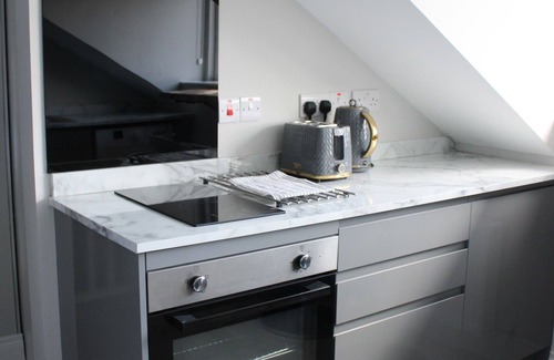 Belfast City Centre Apartment | Cozy Courtyard Apartment with Private Bathroom & Kitchen