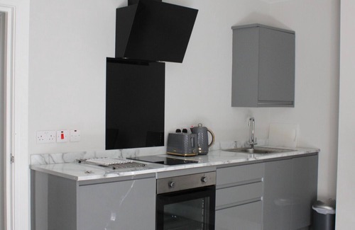 Belfast City Centre Apartment | Cozy Courtyard Apartment with Private Bathroom & Kitchen