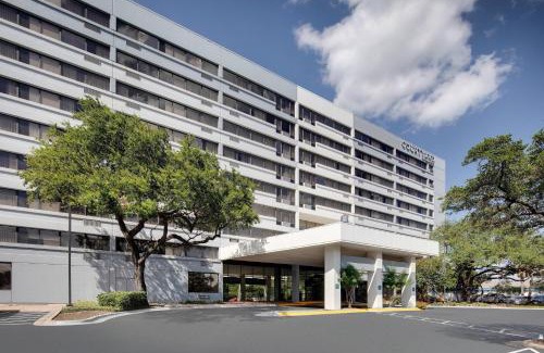 North Loop Hotel | Relaxing Retreat at Courtyard Austin-University Area