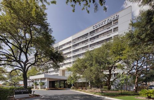 North Loop Hotel | Relaxing Retreat at Courtyard Austin-University Area