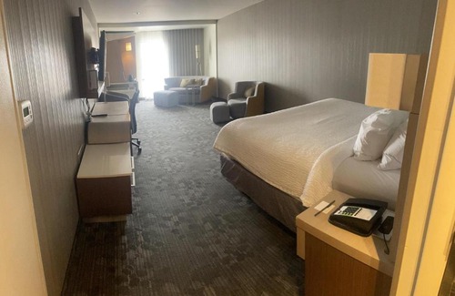 Bay City Hotel | Relax at Courtyard Bay City with Ocean View & Pool Access