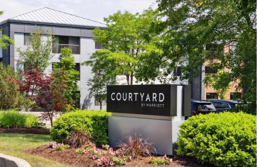 Williston South Hotel | Relaxing Retreat at Courtyard Burlington Williston