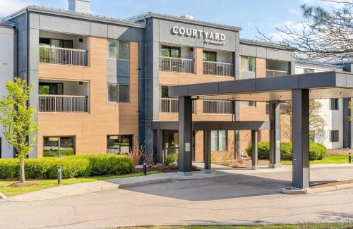 Williston South Hotel | Relaxing Retreat at Courtyard Burlington Williston