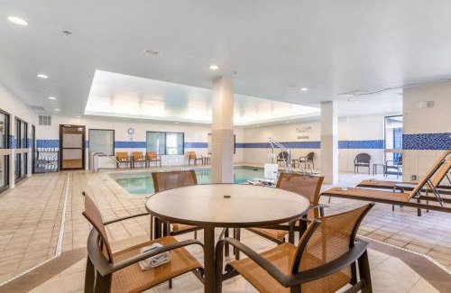 Williston South Hotel | Relaxing Retreat at Courtyard Burlington Williston