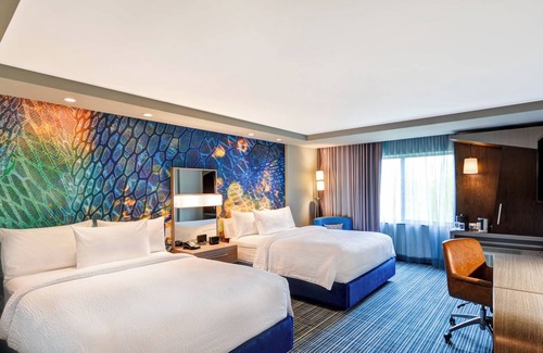 Central Islip Hotel | Guest Rated Hotel with Pool & Dining Near Islip Courthouse