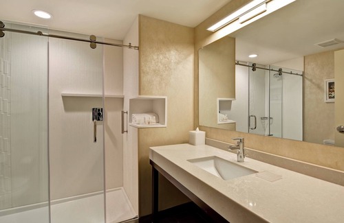 Central Islip Hotel | Guest Rated Hotel with Pool & Dining Near Islip Courthouse