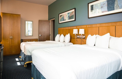 Maleza Baja Hotel | Discover Courtyard by Marriott Aguadilla with Pool & Spa