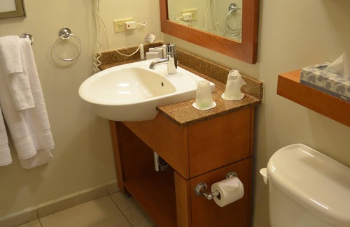 Maleza Baja Hotel | Discover Courtyard by Marriott Aguadilla with Pool & Spa