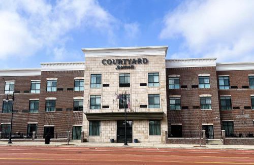 Albion Hotel | Inviting Courtyard by Marriott Albion with Oceanfront Views