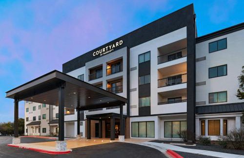 Gateway Hotel | Modern Retreat at Courtyard by Marriott Austin The Domain