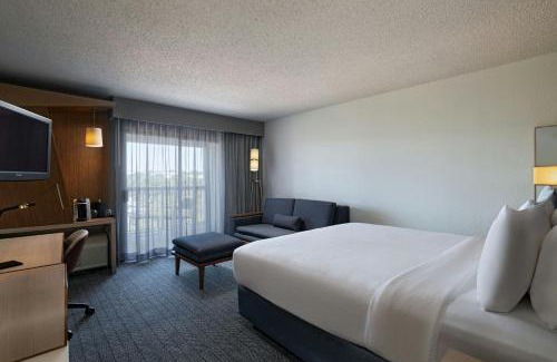 Gateway Hotel | Modern Retreat at Courtyard by Marriott Austin The Domain