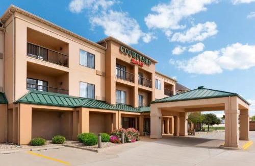 Normal Hotel | Comfortable Stay at Courtyard by Marriott Bloomington Normal