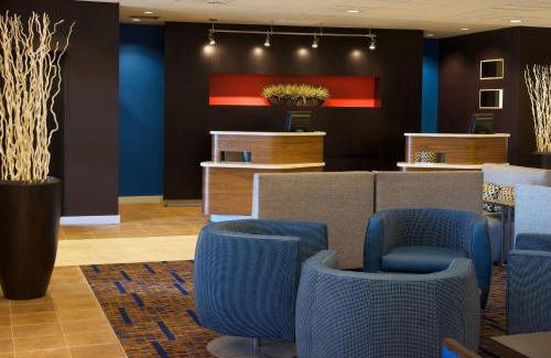 Bloomington Hotel | Pet-Friendly Retreat at Courtyard by Marriott Bloomington