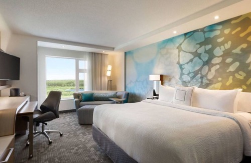 Burlington Hotel | Top-Rated Courtyard by Marriott Burlington with Pool & Spa