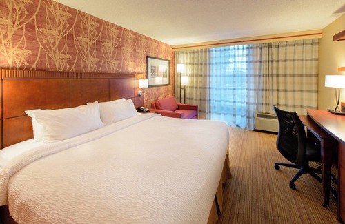 North Canton Hotel | Inviting Courtyard by Marriott Canton with Pool & Spa