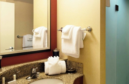 North Canton Hotel | Inviting Courtyard by Marriott Canton with Pool & Spa