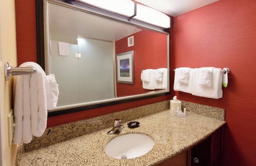 North Canton Hotel | Inviting Courtyard by Marriott Canton with Pool & Spa